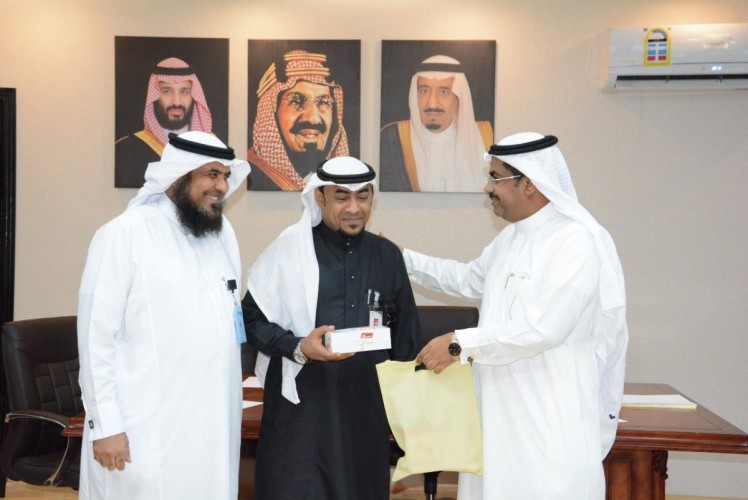 مدير عام صحة جازان يكرم إدارة صوت الموظف بصحة جازان