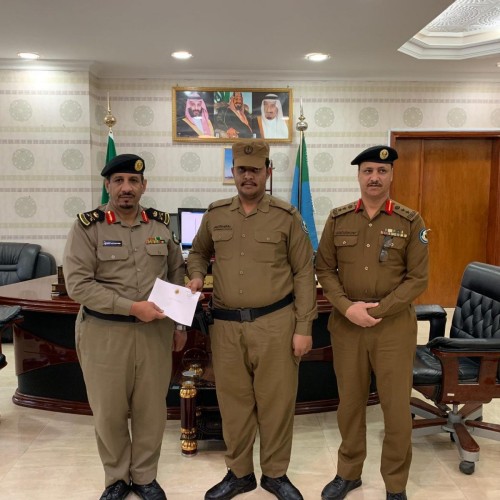 مدير شرطة الحدود الشمالية يكرم ثلاثة من منسوبي القوة الخاصة لأمن الطرق