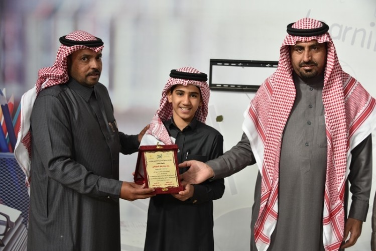 الخندق يكرم متفوقيه للفصل الدراسي الأول