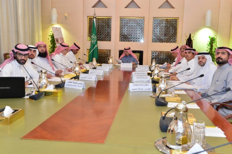 الأمير فيصل بن بندر يرأس اجتماع متابعة تطوير الأحياء في الرياض