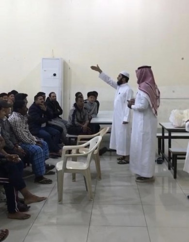 مكالمة هاتفية تقود داعية لتجمع عمالي وتسهم في إشهار 86 نيباليا إسلامهم في الرياض