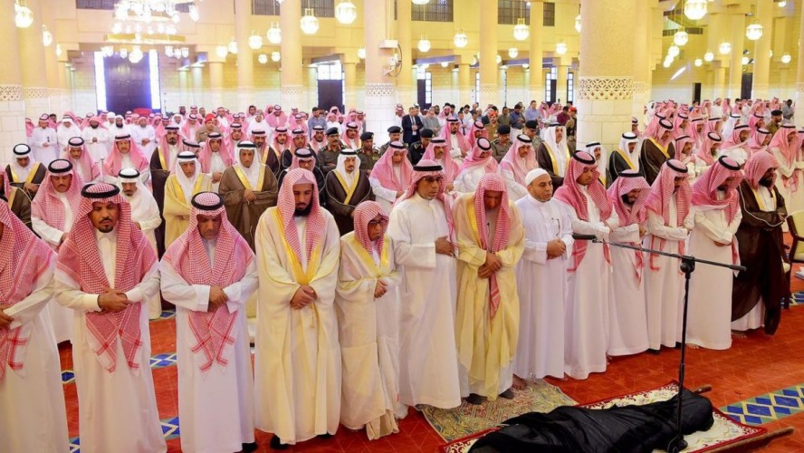 سمو أمير الرياض يؤدي صلاة الميت على الأمير مشاري بن محمد بن عياف آل مقرن -رحمه الله –