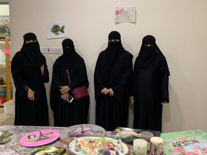 فريق همسات الثقافي بالإحساء ينفذ ورشة فنيه في فن الأعمال اليدوية
