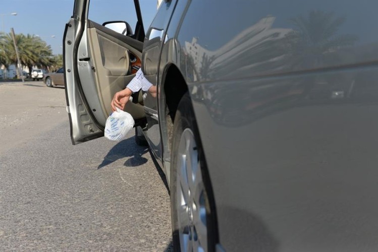 “المرور”: رمي أي مخلفات خارج المركبة مخالفة عقوبتها 500 ريال