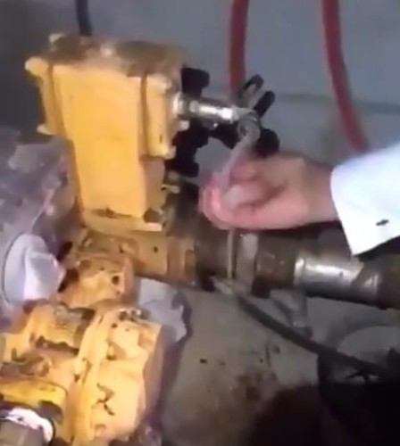 بالفيديو.. ضبط متلاعبين يخلطون البنزين بالديزل داخل أحد الأحواش