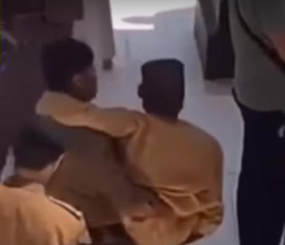 شاهد.. موقف انساني لرجل أمن بالحرم المكي.. يحمل مُعاقاً وينقله إلي مكان أخر