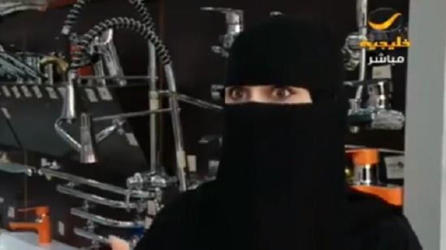 فتاة تقتحم سوق الرجال وتتخصّص في مواد السباكة (فيديو)
