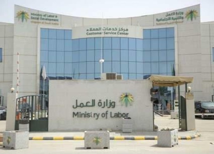 بدء توطين العمل في 5 أنشطة تجارية بنسبة 70%.. الإثنين