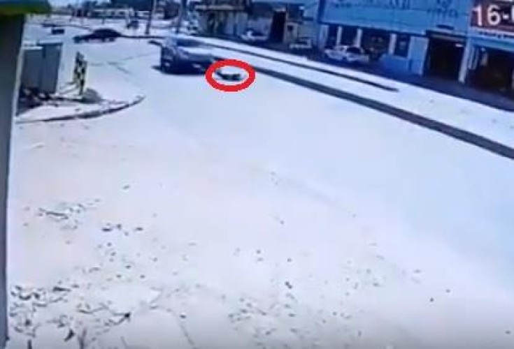 شاهد.. شخص يتصرف بغرابة ويرمي نفسه أمام سيارة مسرعة.. وهذا رد فعل السائق