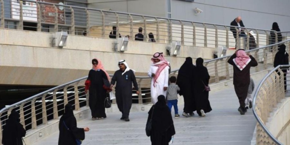 منها “عدم إطالة النظر لأكثر من 5 ثوانٍ”.. تعرف على أبرز معايير “الذوق العام”