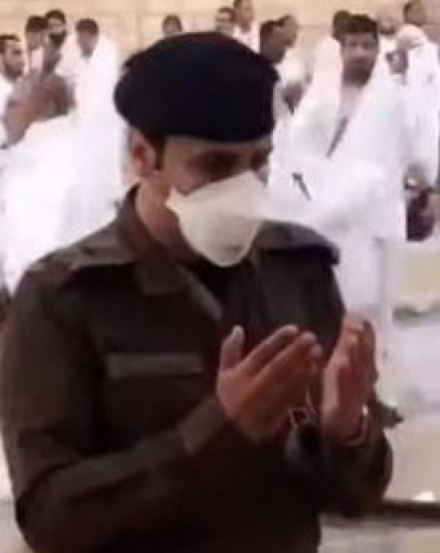 فيديو يحصد الإعجاب.. رجل أمن يدعو الله تحت زخات المطر بمشعر عرفات