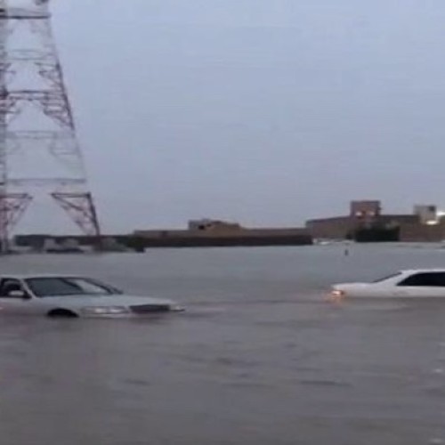 «بالفيديو» شوارع حفر الباطن تغرق والسيارات تبحر فيها