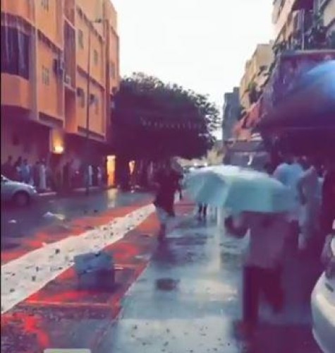 الأمطار تعطل إقامة أطول مائدة إفطار في الطائف (فيديو)