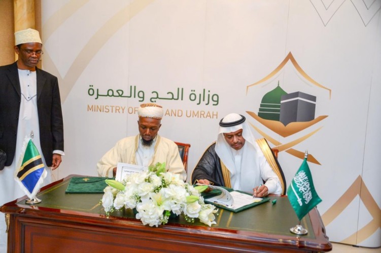 نائب وزير الحج والعمرة يلتقي رئيس مكتب شؤون حجاج تنزانيا