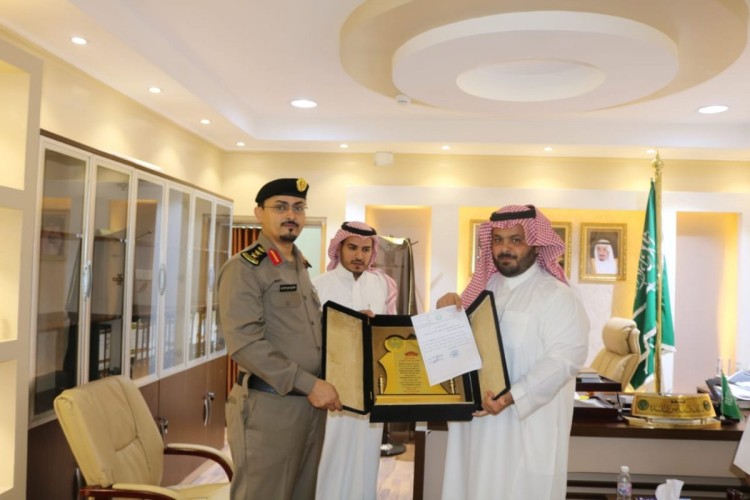 محافظ الداير يكرم العقيد حوذان الجابري