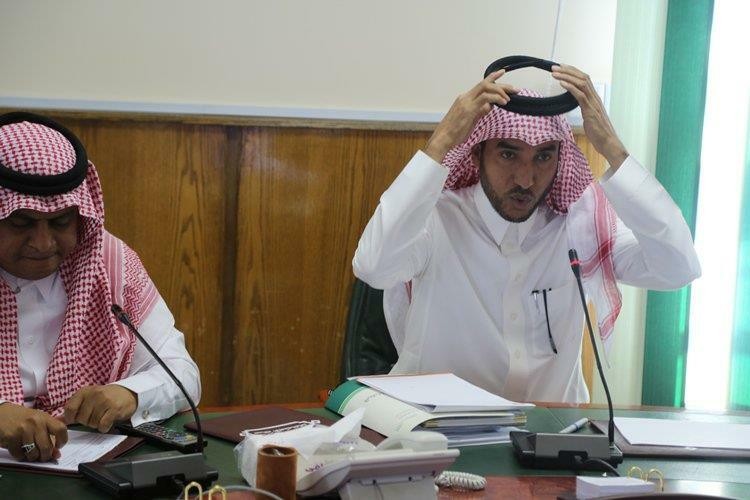 بالصور.. مسؤول يرفع عقاله تقديرا لجهود قيادات إدارة تعليم عسير