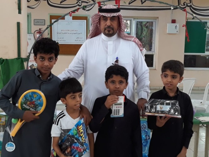 الحازمي ينثر إبداعاته في مدرسة الطاهرية الابتدائية