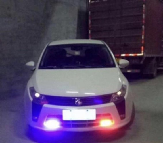 ضبط شاب امتهن بيع أجهزة وبراقات مثل المستخدمة في الدوريات الأمنية والسرية