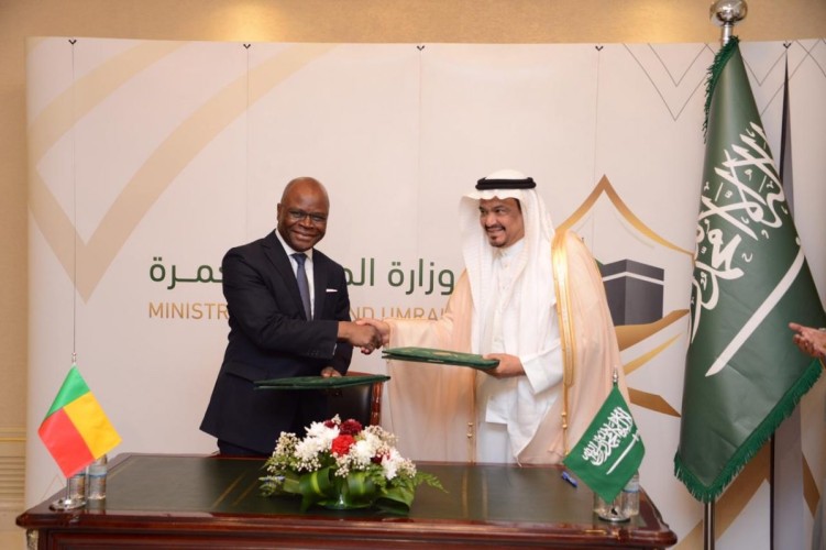 وزير الحج والعمرة يستقبل رئيس وفد شؤون الحج بجمهورية بنين