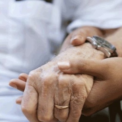 تعرّف على عدد المسنين بالمملكة وكم تبلغ نسبة السعوديين منهم؟ وما الأمراض التي يعانون منها؟