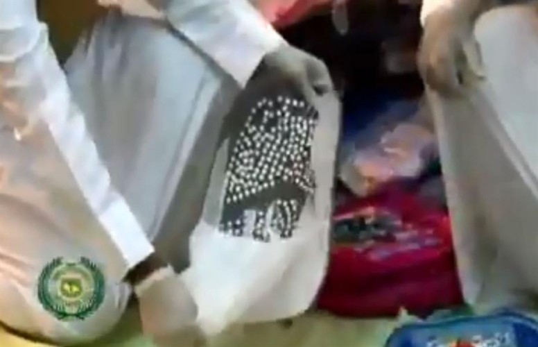 شاهد.. ضبط 21 ألف حبة مخدرة خبئت بإحكام داخل حقائب مدرسية