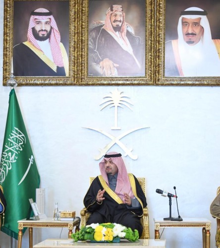أمير منطقة الحدود الشمالية يكرم اللجان العاملة في حفل استقبال زيارة خادم الحرمين الشريفين للمنطقة