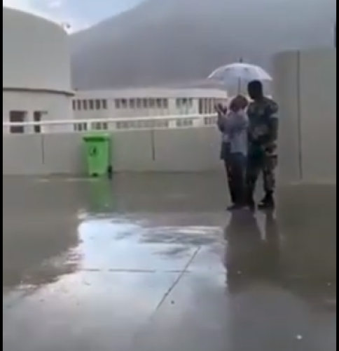 شاهد.. رجل أمن يحمل مظلة لأحد الحجاج أثناء قيامه بالدعاء لحمايته من المطر