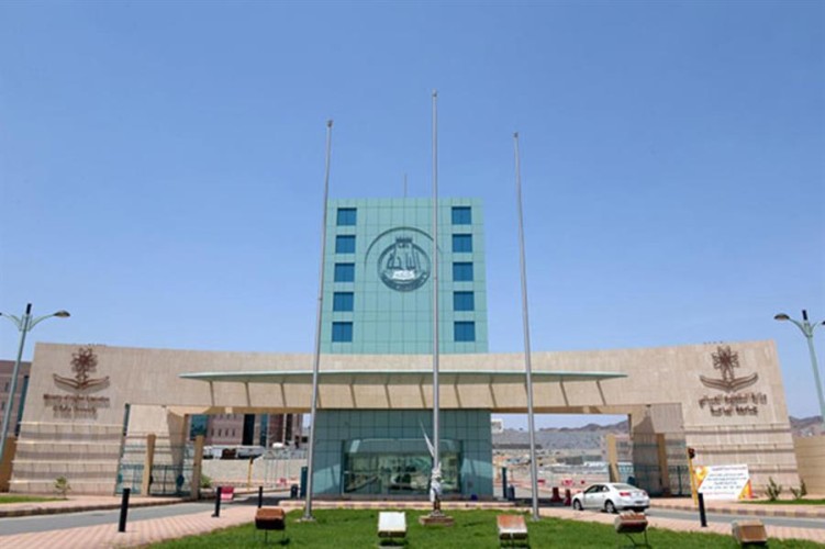 طالبة تنقذ سائق حافلة تعرض للإغماء.. وتقود الحافلة وتُوصل زميلاتها بدلاً عنه