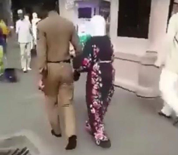 شاهد.. رجل أمن يُلبس حذاءه لمسنة تائهة قرب المسجد الحرام ويسير حافياً لإيصالها إلى وجهتها