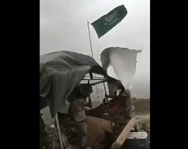 فيديو.. مرابطون بالحد الجنوبي يكافحون لتثبيت مظلتهم التي تجاذبتها رياح عاتية