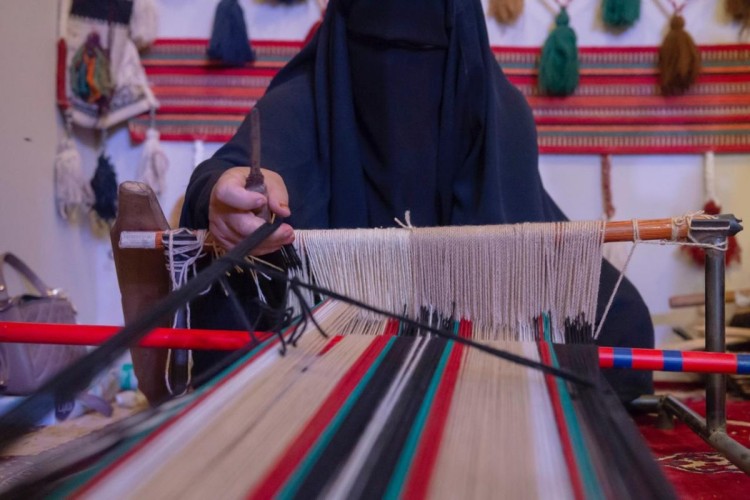 سوق مهرجان الصقور .. “حرف يدوية ومعروضات شعبية”