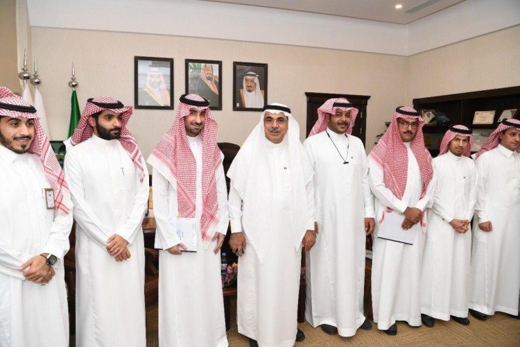 أمين المنطقة الشرقية يوقع ستة عقود لشباب وشابات الأعمال