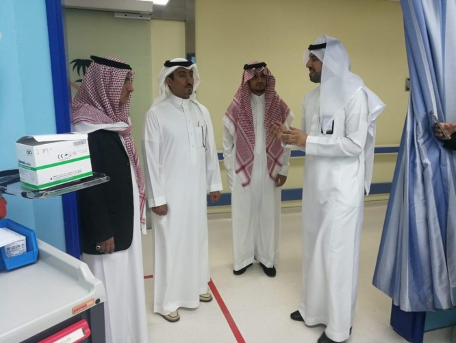 محافظ خميس مشيط يقوم بزيارة مفاجئة لمستشفى النساء والولادة