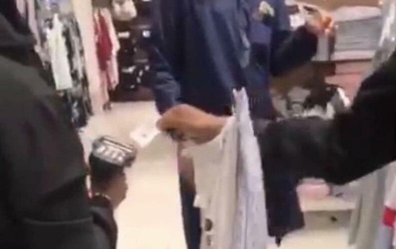 فيديو لوافد يتحرش ببائعات في محل نسائي بجدة.. والجهات الأمنية تتحرك للبحث عنه