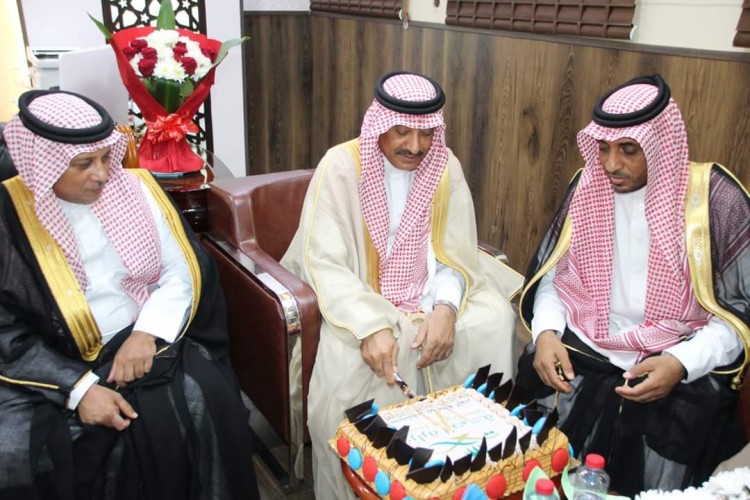 محافظ صامطة زعلة يعايد المرضى المنومين بمستشفى صامطة العام