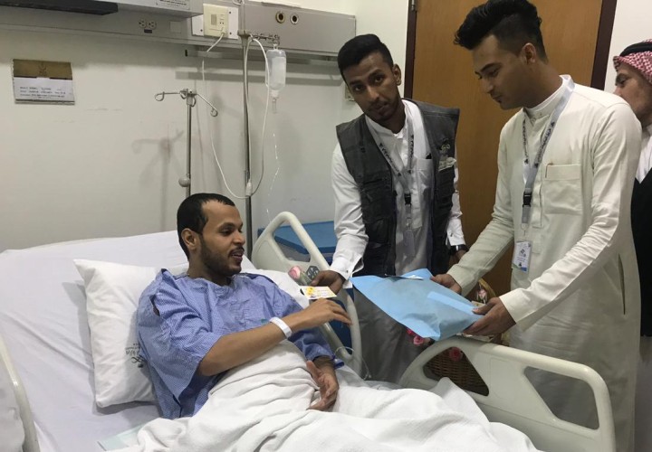 متطوعون يدخلون البهجة على قلوب مرضى المستشفيات بمكة