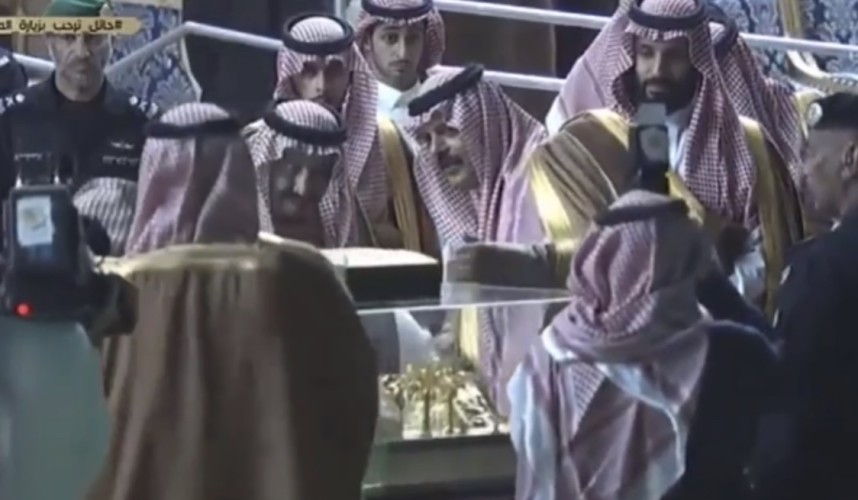 خادم الحرمين وولي عهده يكرمان عدداً من أبناء حائل.. ويتسلمان هدايا تذكارية من أهالي المنطقة