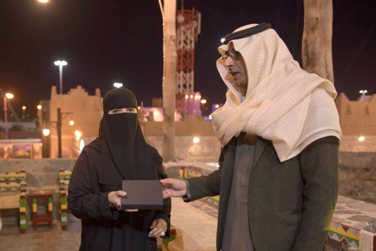 اللجنة الإعلامية لقرية الباحة تكرم سهى الزهراني ويمنحها جائزة التميز