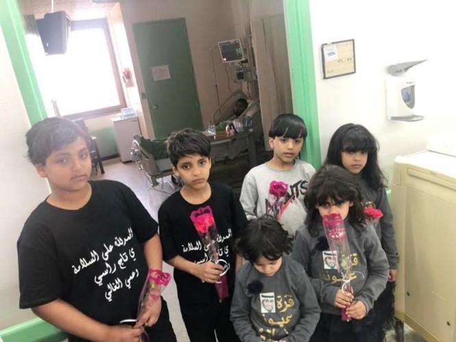 بالصور… معلمة بالجوف تحتفي بطالبتها بالمدرسة بعد تبرع والدها بكليته لأخيه