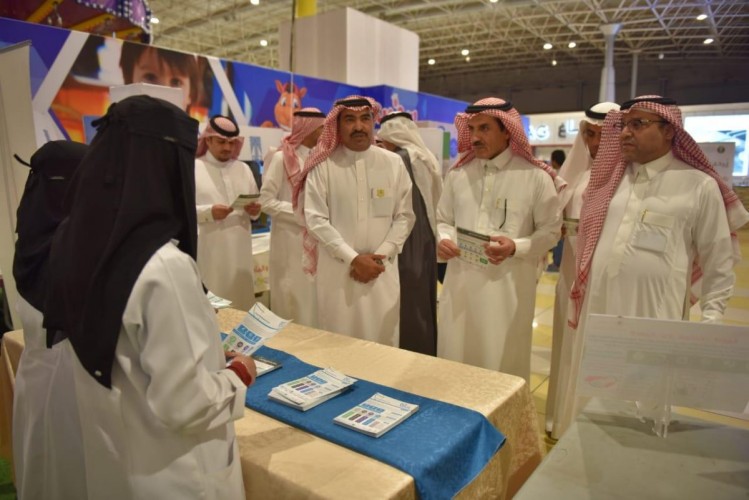 « بالصور » الحسيني يفتتح معرض المضادات الحيوية