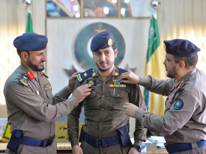وزير الداخلية يصدر قراراً بمنح 3 من منسوبي الدفاع المدني بحائل نوط الشرف (صور)