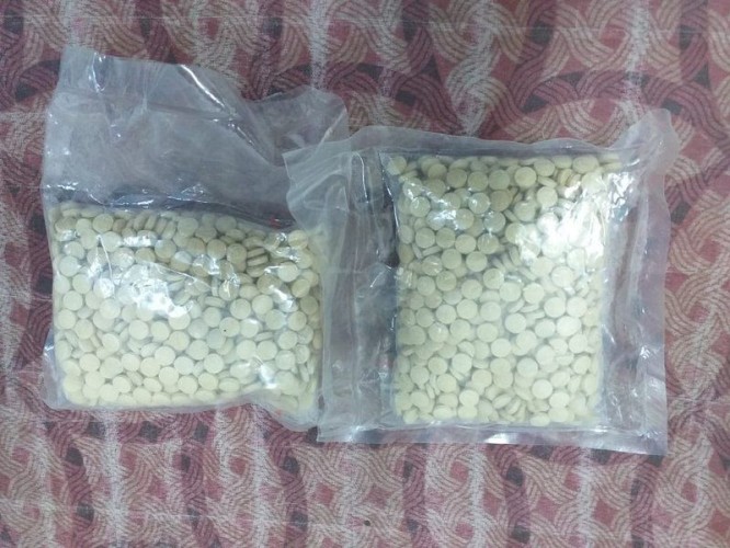 دوريات جازان تضبط ألفي حبة كبتاجون وكميات من الحشيش