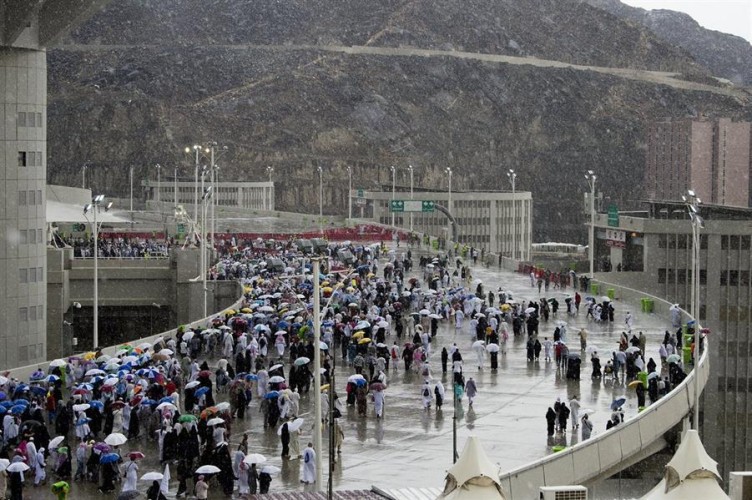 وزير الحج يعفي مديري مكتبي حجاج ويوجه بالتحقيق معهما