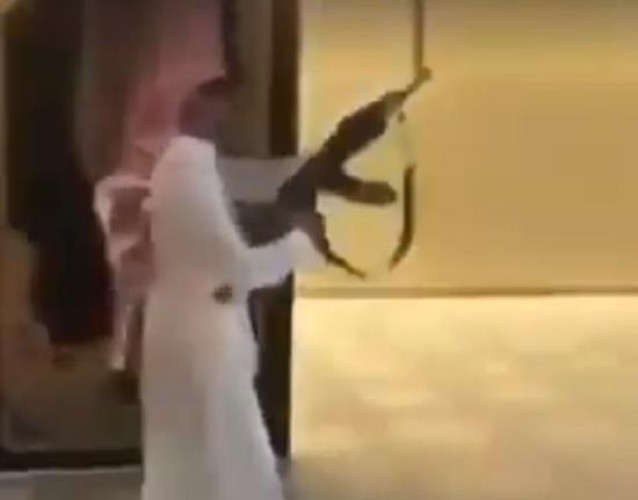 فيديو صادم.. “متهور” يطلق النار عشوائياً من “سلاح رشاش” أمام قاعة أفراح بالمملكة