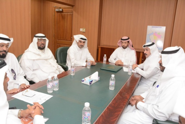 محافظ محايل المكلف يرأس إجتماع فرع جمعية العناية بالمقابر ” كرامه ” بالمحافظة