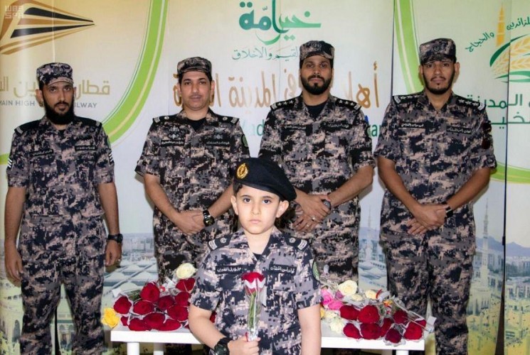 بالصور.. قوة أمن المنشآت بالمدينة تستقبل طلائع الحجاج بالورود والهدايا