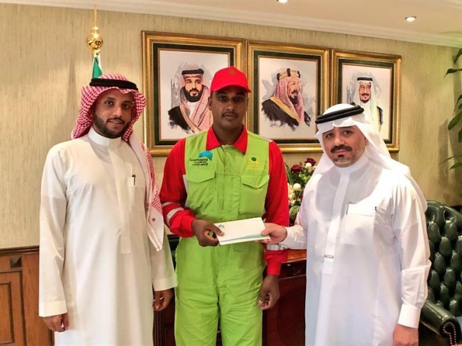 وكيل أمانة مكة يمنح مكافأة “مجزية” لعامل نظافة أدى مهام عمله بتفانٍ أثناء هطول الأمطار