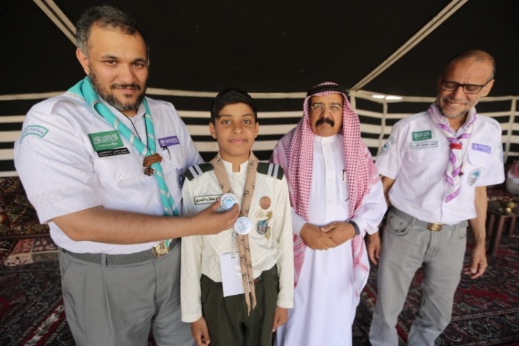 على هامش مهرجان التعليم للتربية الكشفية .. الكشاف الرويلي يكرم قائده الشمري