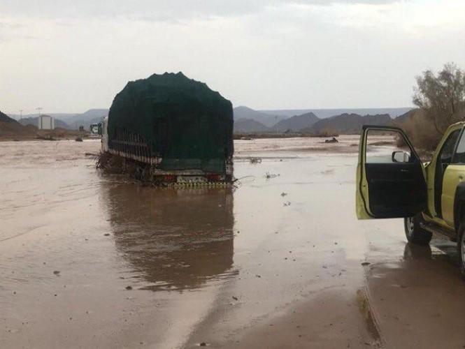 بالفيديو والصور.. السيول تجرف وتحتجز عشرات الشاحنات والمركبات بالمدينة المنورة