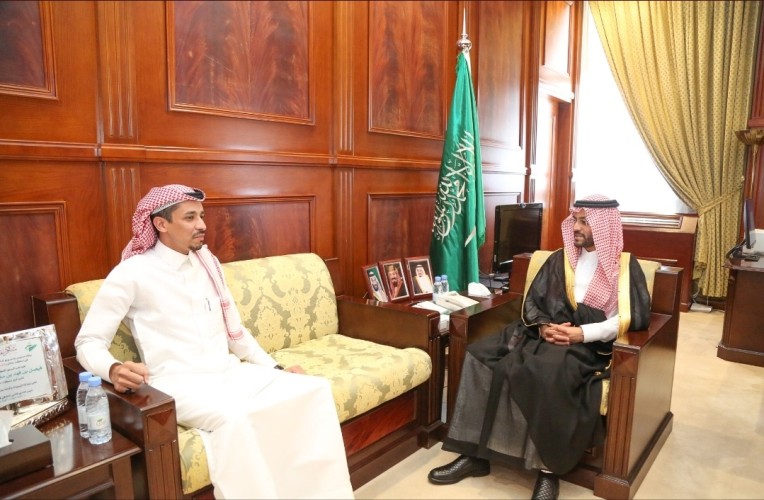 نائب أمير منطقة حائل يستقبل  الحاصل على المركز الأول في مسابقة جائزة الملك عبد العزيز للأدب الشعبي